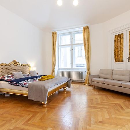 Royal Apartment By Charles Bridge View Of Saint Nicholas Church Prague Luaran gambar