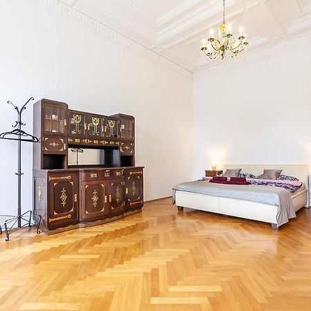 Royal Apartment By Charles Bridge View Of Saint Nicholas Church Prague Luaran gambar