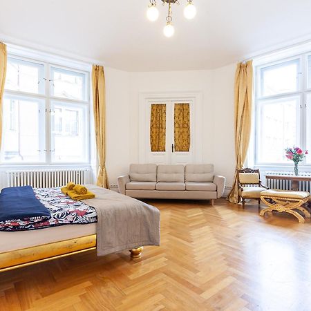 Royal Apartment By Charles Bridge View Of Saint Nicholas Church Prague Luaran gambar