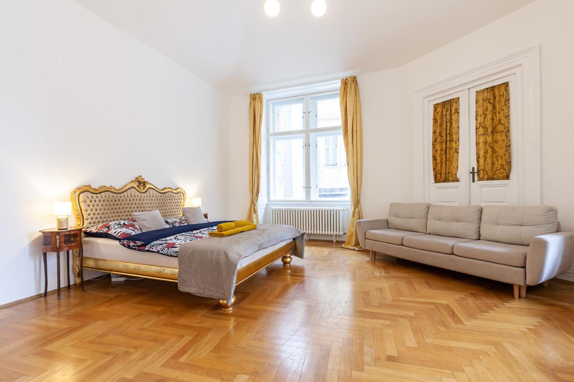 Royal Apartment By Charles Bridge View Of Saint Nicholas Church Prague Luaran gambar