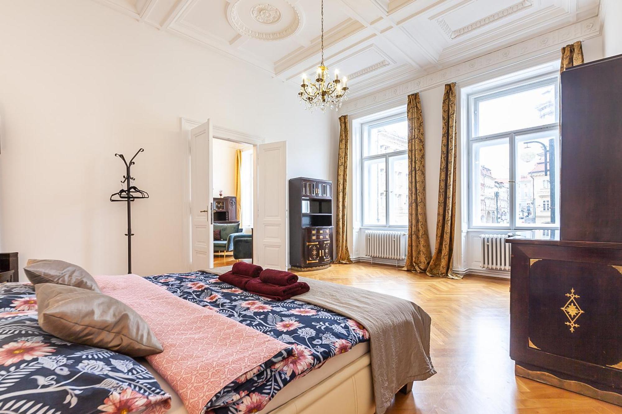 Royal Apartment By Charles Bridge View Of Saint Nicholas Church Prague Luaran gambar