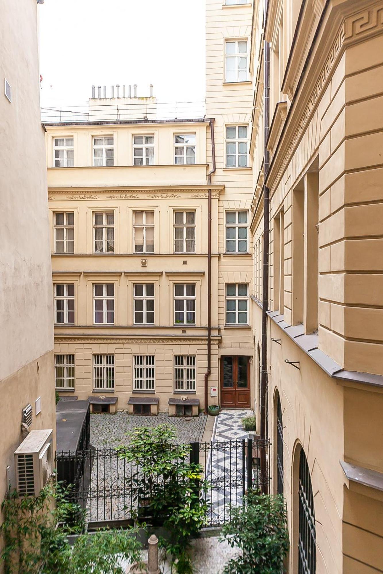 Royal Apartment By Charles Bridge View Of Saint Nicholas Church Prague Luaran gambar