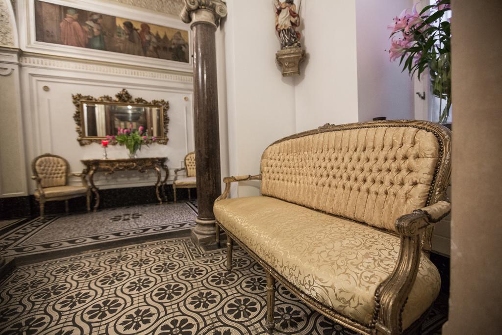 Royal Apartment By Charles Bridge View Of Saint Nicholas Church Prague Bilik gambar