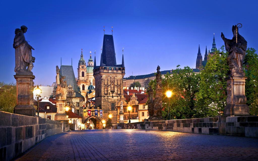 Royal Apartment By Charles Bridge View Of Saint Nicholas Church Prague Bilik gambar