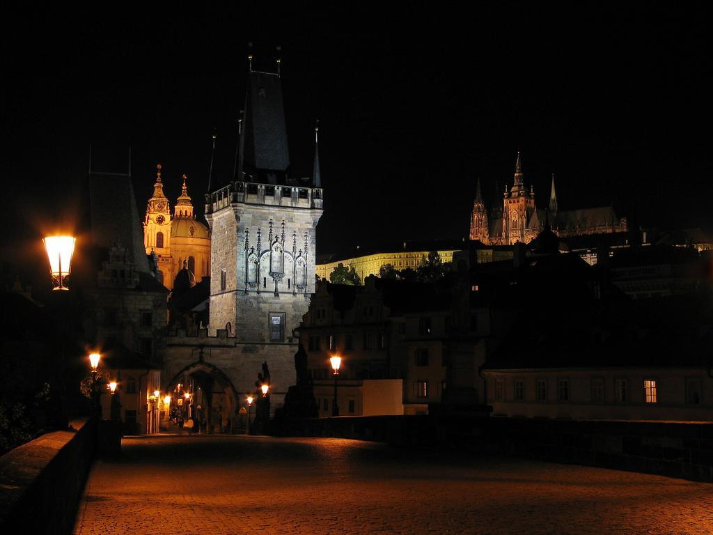 Royal Apartment By Charles Bridge View Of Saint Nicholas Church Prague Luaran gambar